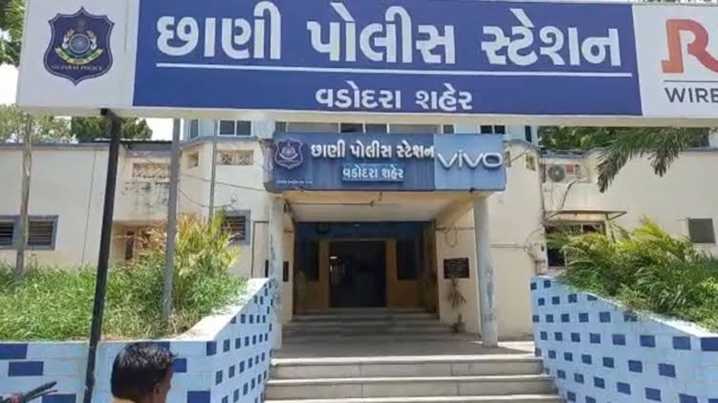 અહીં આગળ મર્ડર થયું છે, દાગીના થેલીમાં મૂકી દો... એમ કહી ચાર તોલા દાગીના પડાવી નકલી પોલીસ ફરાર