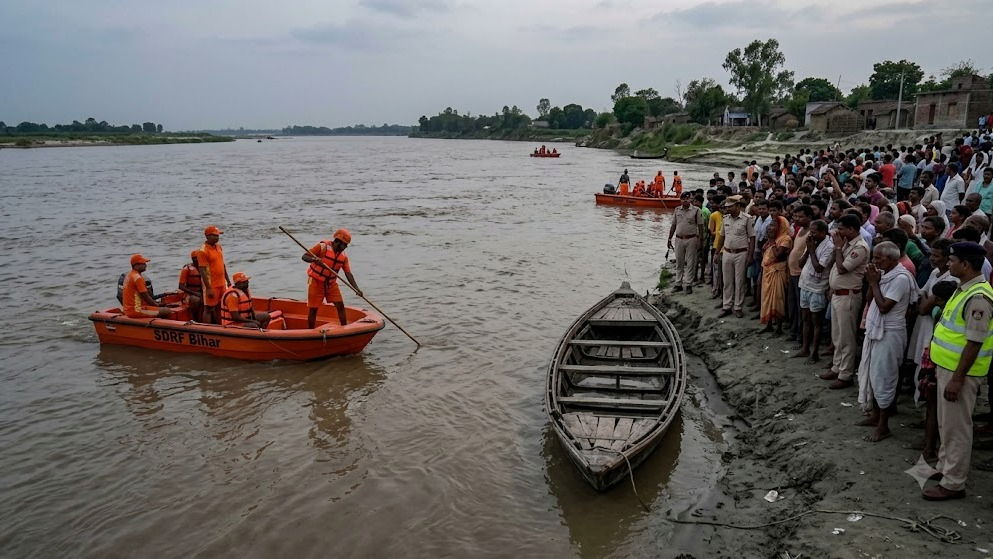 Bihar Boat Tragedy: 13 Children Die as Boat Capsizes in Ganga, Search Underway for Missing Passengers