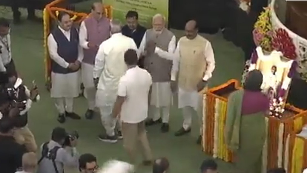 VIDEO: રાજકીય દુશ્મનાવટ ભૂલાવી PM મોદી-રાહુલ ગાંધીએ જોડ્યા હાથ, ખડગે સાથે થઈ વાતચીત
