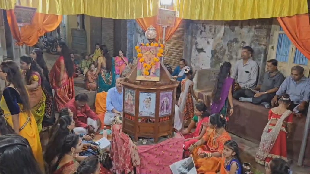 જામનગરની 66 વર્ષ જૂની ભારતમાતા આદર્શ ગરબીમાં ધાર્મિક-ઐતિહાસિક પાત્રોની વેશભૂષા સાથે અનોખા રાસની પરંપરા