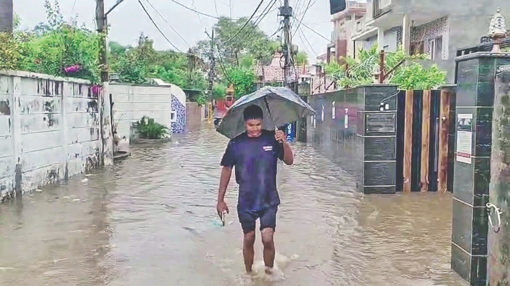 71 વર્ષ જૂનો રેકોર્ડ તૂટ્યો, જમ્મુમાં 3 કલાકમાં 7.30 ઈંચ વરસાદથી જળબંબાકાર, મહિલા સહિત 2ના મોત