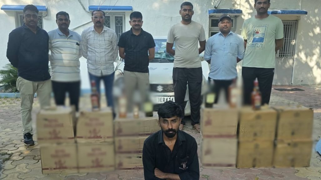 અમરેલી: વડીયામાં પોલીસે કારમાંથી 1.83 લાખનો દારૂ ઝડપી પાડ્યો, એક ઝડપાયો, મુખ્ય આરોપી ફરાર