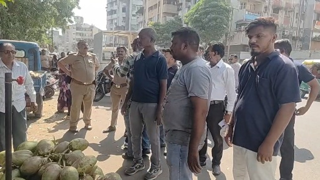 જાહેર માર્ગો પર ભંગાર વાહનોના ખડકલા યથાવત : દબાણ હટાવવા નીકળેલી ટીમ સામે વેપારીઓનો રોષ, ‘ચોક્કસ વિસ્તારોને જ ટાર્ગેટ’ કરવાનો આક્ષેપ