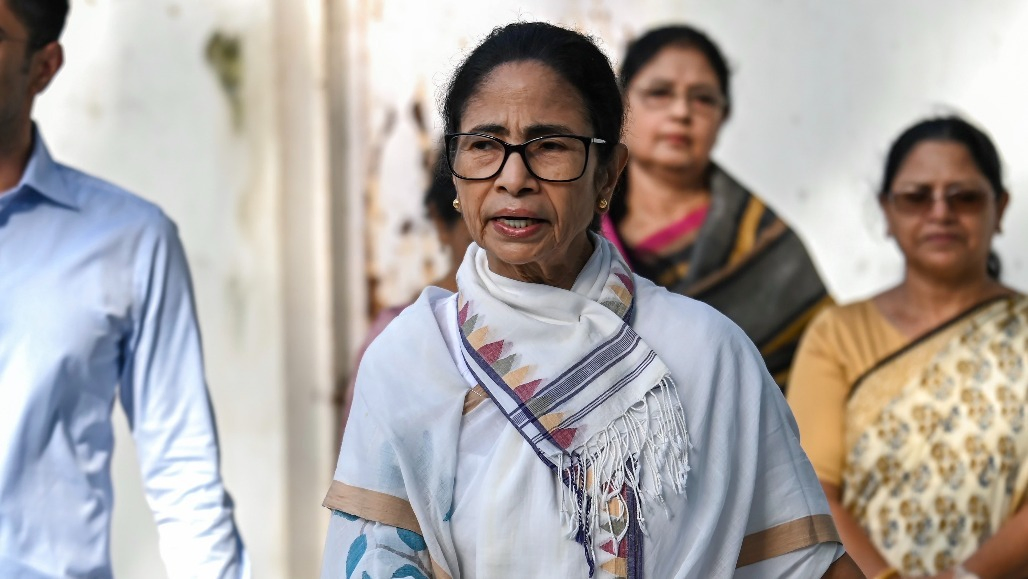 Security Scare in Kalighat: Woman Detained After Alleged Knife Attack Attempt on Mamata Banerjee Outside Her Residence