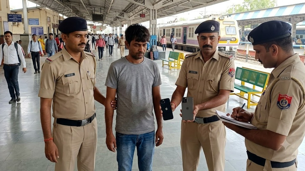 Sabarmati Railway Police Arrest Man with Two Stolen iPhones Worth ₹1.77 Lakh