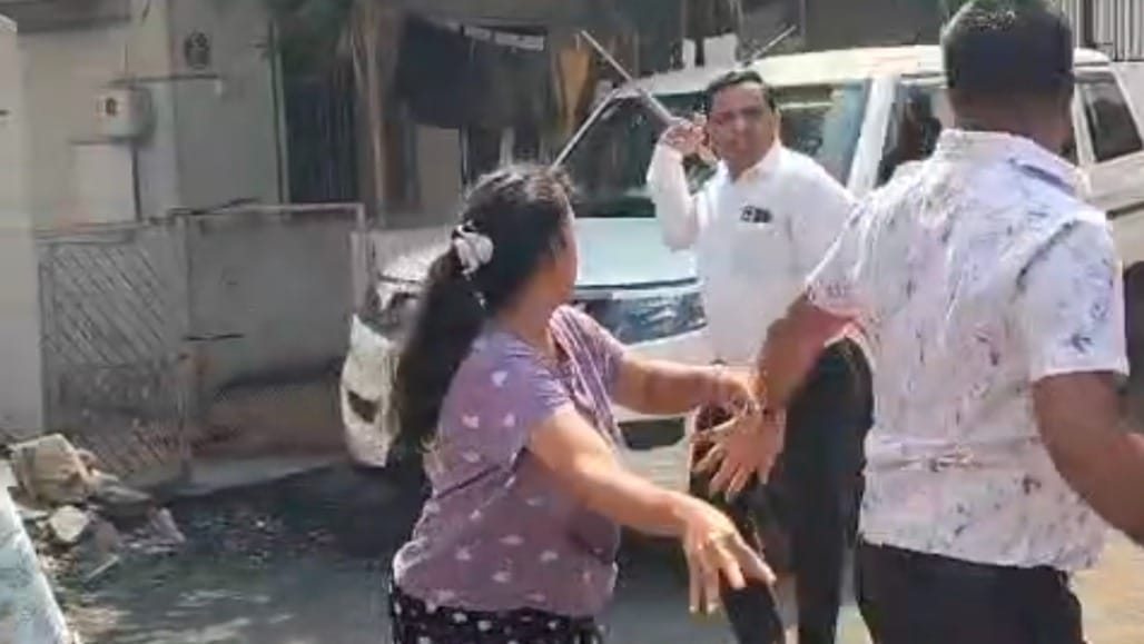 વડોદરાના RSS હોદ્દેદારનો વીજ થાંભલા મુદ્દે યુવક પર લાકડીથી હુમલો