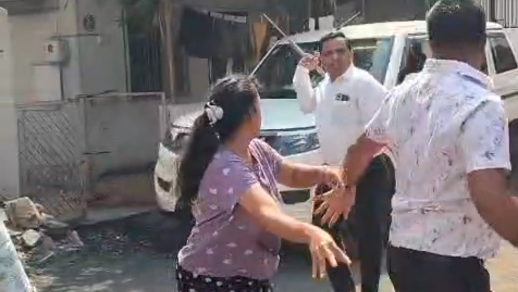 સમતાની સોસાયટીમાં થાંભલો ખસેડવાના મુદ્દે RSS પ્રદેશ હોદ્દેદારનો લાકડી વડે યુવક પર હુમલો,પત્નીને ધમકી આપી