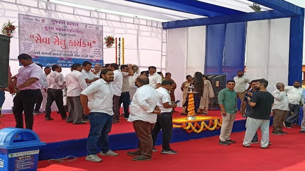 લોકોની સુવિધા માટેનો 'સેવા સેતુ' નેતાઓના સ્નેહમિલનમાં અટવાયો : લિંબાયતમાં ધારાસભ્યની ઓફિસે ચા-નાસ્તાની ચર્ચા વચ્ચે કાર્યક્રમ 35 મીનીટ મોડો શરૂ