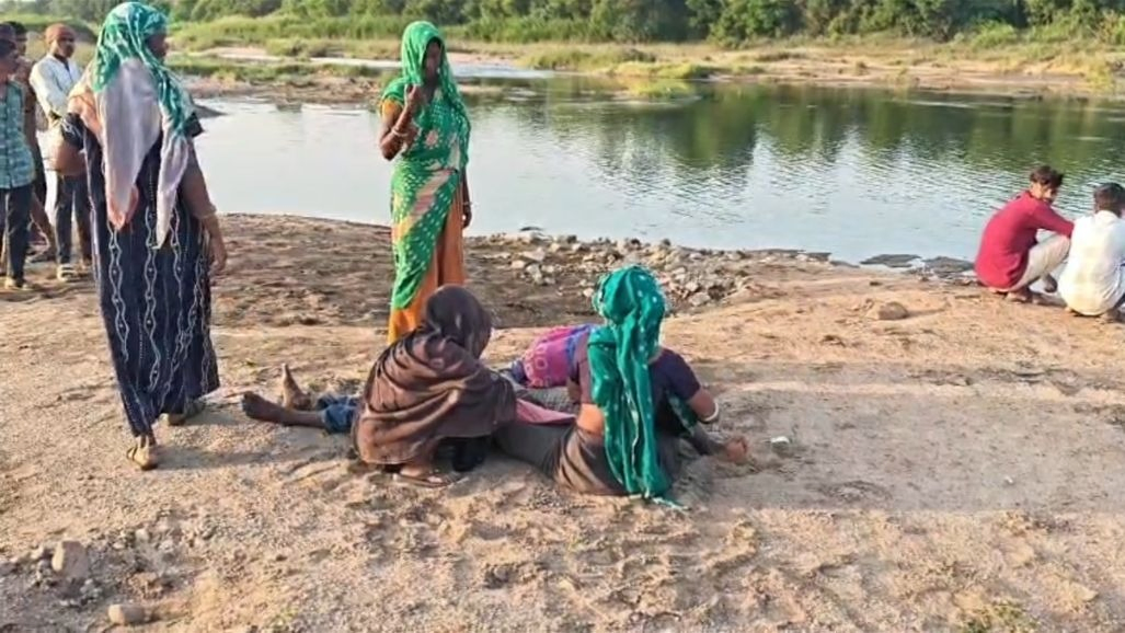છોટા ઉદેપુરના સીમલફળિયામાં તળાવમાં ખાબકતાં યુવકનું મોત, ગ્રામજનોમાં ભારે રોષ