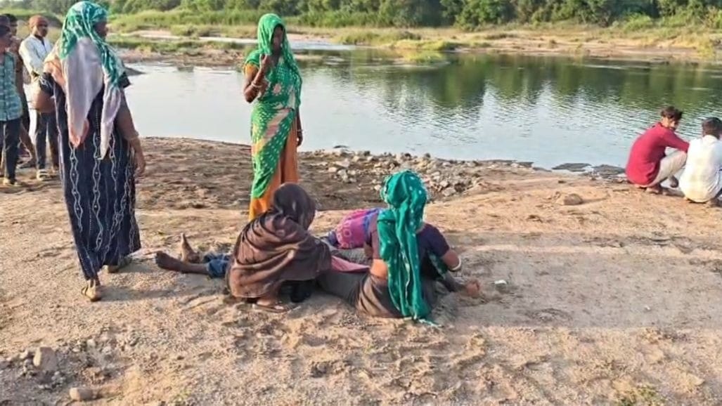 છોટા ઉદેપુરના સીમલફળિયામાં તળાવ જેવી ખાણમાં યુવક પડ્યો