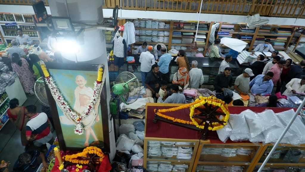 ગાંધી જયંતિએ ગાંધીજીની પ્રિય ખાદી ખરીદવા ધસારો, એક દિવસમાં રૃા.25 લાખનું વેચાણ