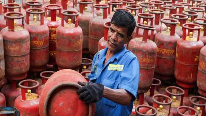 પૈસા ન હોય તો ચિંતા ન કરશો, હવે સરળ હપ્તે LPG સિલિન્ડર મળશે અને વ્યાજ પણ '0' ટકા
