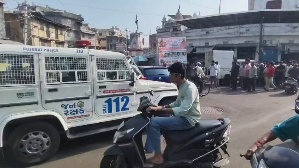 વડોદરામાં દબાણ હટાવવાની કામગીરીની ગુપ્તતા સામે સવાલ, વેપારીઓને અગાઉથી જાણ થતાં ટીમ પરત