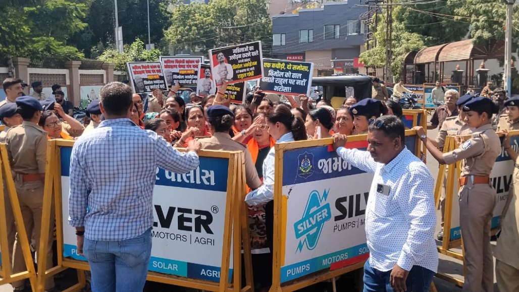 જામનગરમાં કોંગ્રેસ કાર્યાલય સામે ભાજપ મહિલા મોરચાનાં ધરણાં-પ્રદર્શન