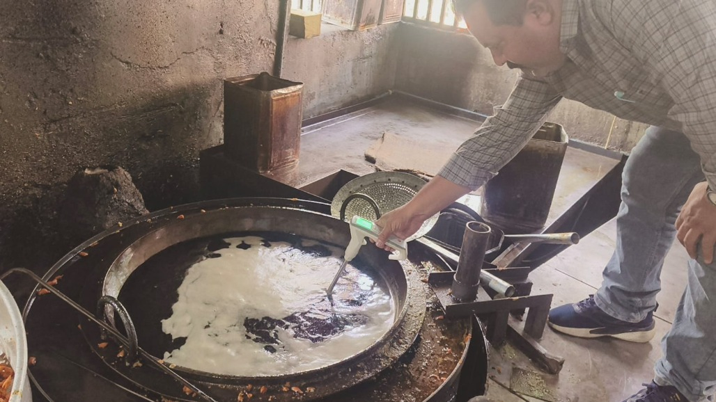 Ahmedabad Seals Four Farsan Units Over Illegal Disposal of Used Cooking Oil; Suspected Supply to Dhabas, Pani-Puri Vendors