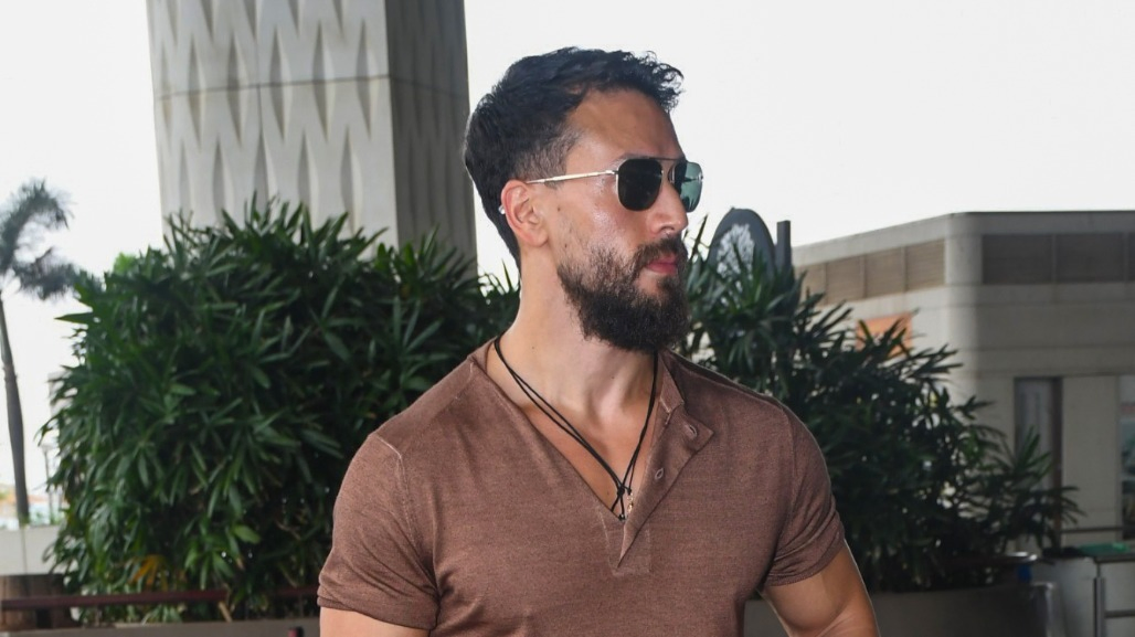 Firing Outside Juhu Venue: Actor Tiger Shroff Escapes Unhurt, Driver Injured as Three Bike-Borne Gunmen Open Fire in Mumbai