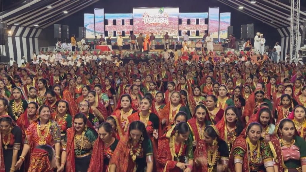 VIDEO: 900 કિલો સોનું પહેરી 15,000 આહીરાણીઓનો અનોખો રાસ, ઘરેણાંથી ઝળહળી ઉઠ્યું મેદાન!