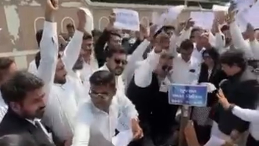 Revolt in Ahmedabad Courts: Angry Lawyers Sack Bar Presidents After Backroom Deal to End Rent Bill Strike Fails