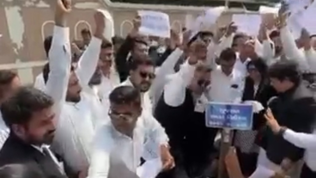 Revolt in Ahmedabad Courts: Angry Lawyers Sack Bar Presidents After Backroom Deal to End Rent Bill Strike Fails