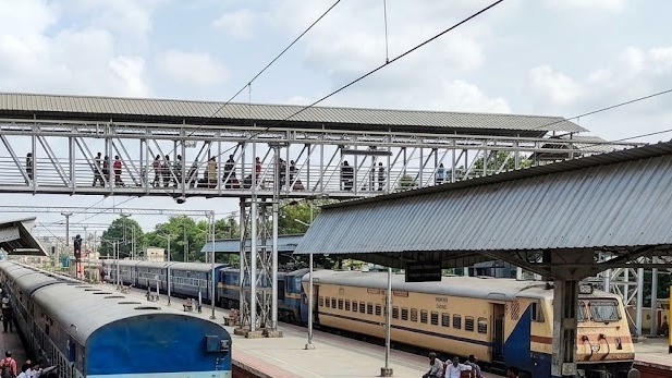 Narcotics Haul at Asarwa Station: Railway Police Seize ₹2.94 Lakh Poppy Straw Left Unclaimed on Veerbhumi Express